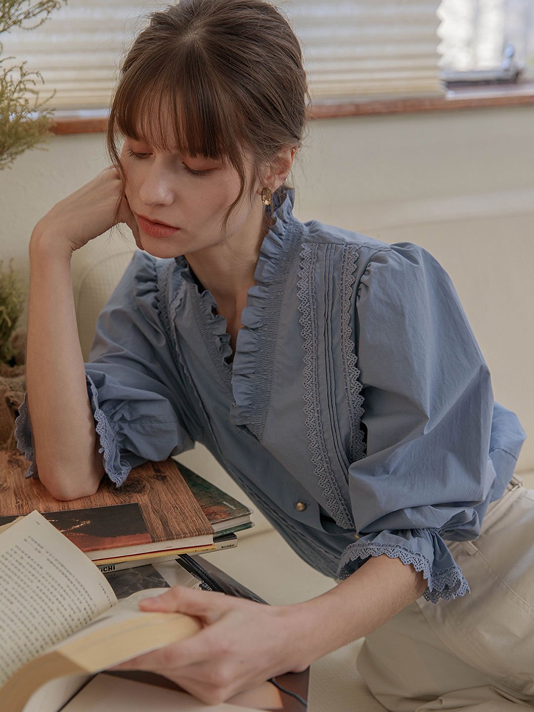 Cara V-neck Retro Lantern Sleeve Lace Blouse-Blue