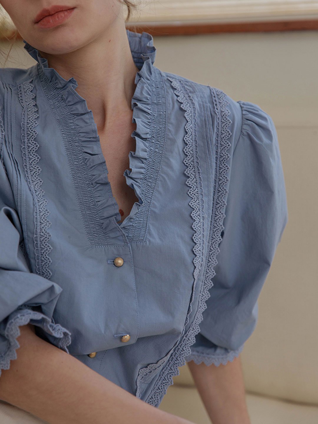 Cara V-neck Retro Lantern Sleeve Lace Blouse-Blue